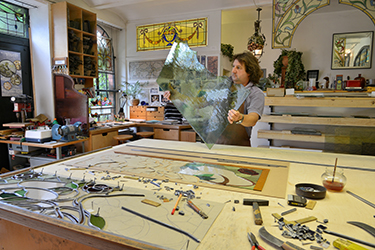 Uwe Peichert bei der Arbeit, Bleiverglasungen